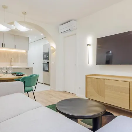 Modern Near Montmartresacre Coeur * باريس