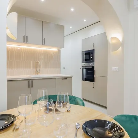 Modern Near Montmartresacre Coeur